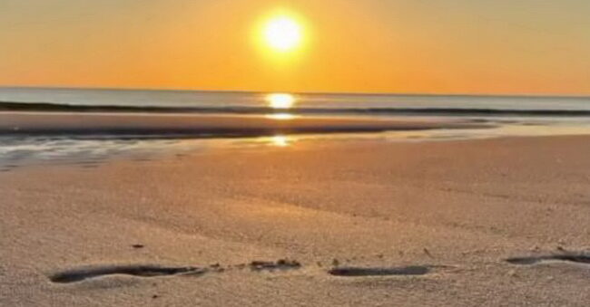 Genießen Sie den Sonnenuntergang am Strand und nutzen Sie Resilienz und Gelassenheit im Leben