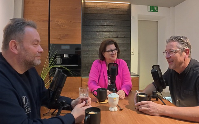 auf dem Foto sind zu sehen im Podcast "Kante und Kerbe" Oliver Schröder, Matthias Gerdesmeier und Steffi-Zora Kaiser